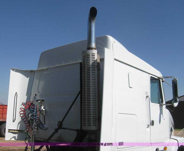 image for item H6282 1998 Volvo WIA semi truck