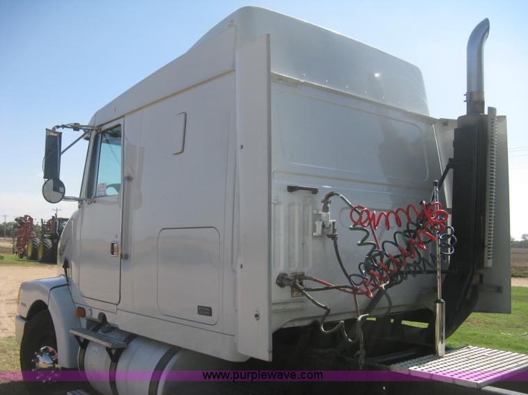 image for item H6282 1998 Volvo WIA semi truck