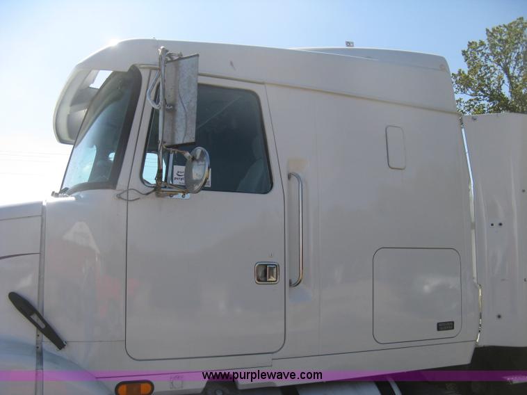 image for item H6282 1998 Volvo WIA semi truck