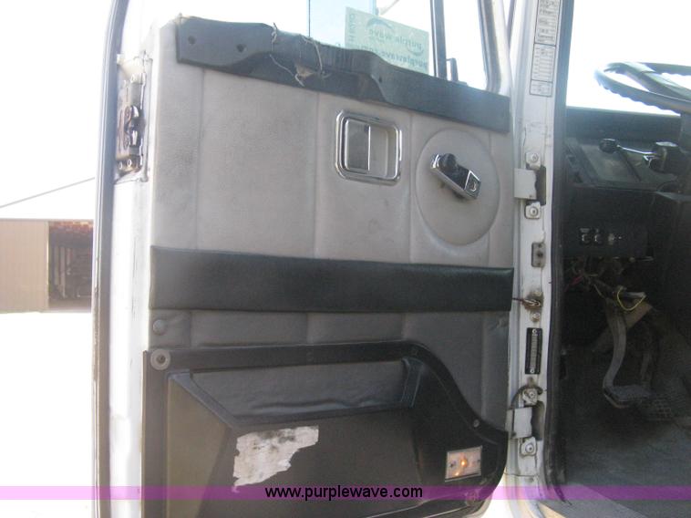 image for item H6282 1998 Volvo WIA semi truck