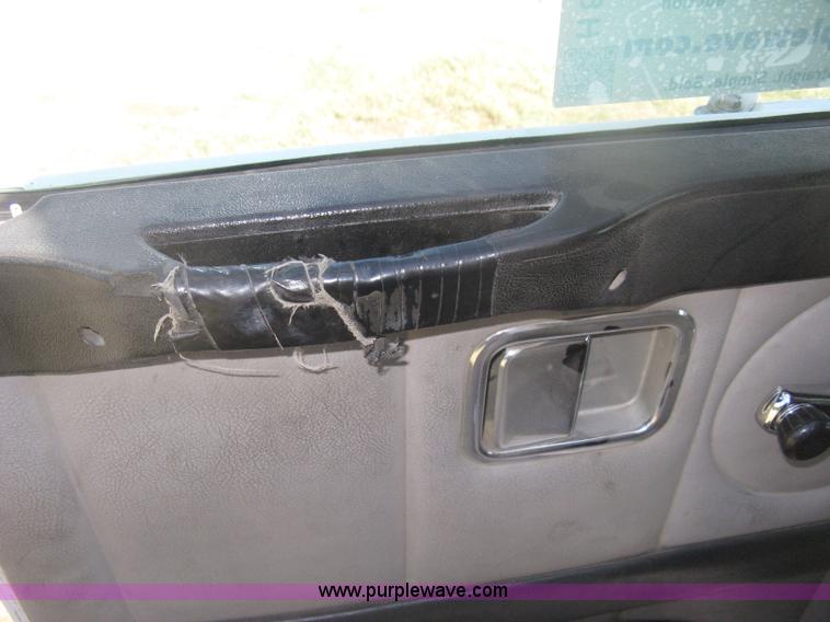 image for item H6282 1998 Volvo WIA semi truck