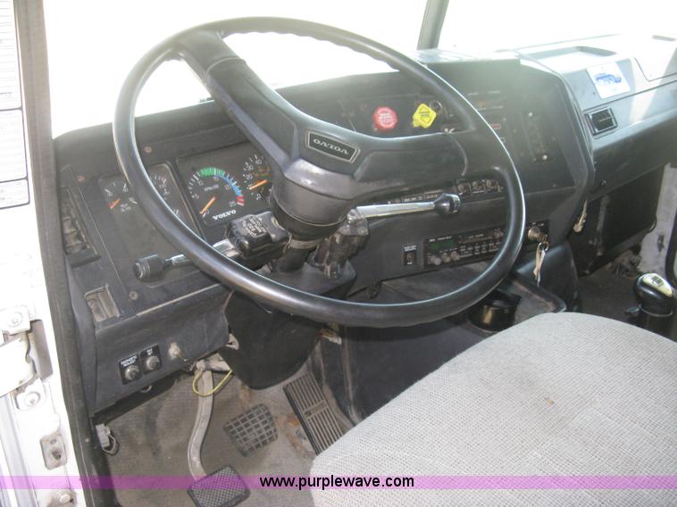 image for item H6282 1998 Volvo WIA semi truck