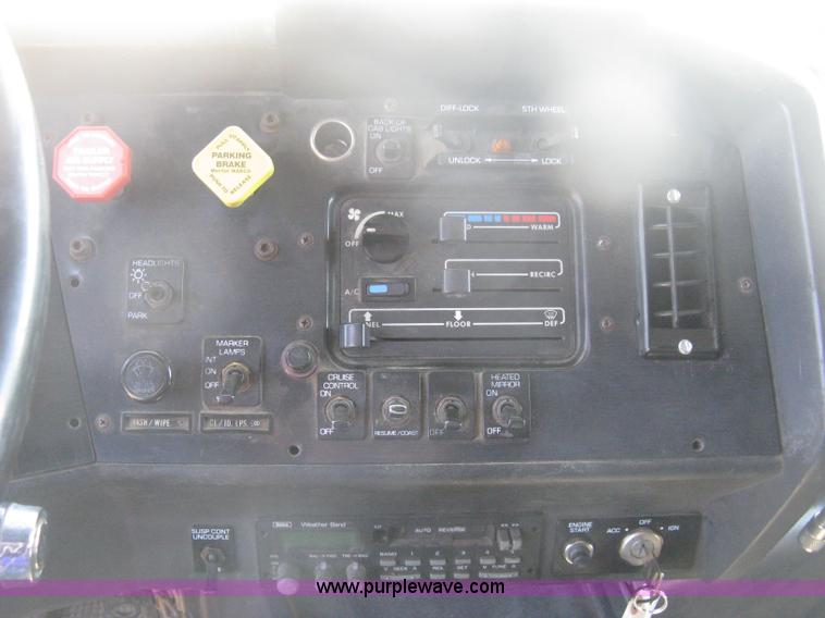 image for item H6282 1998 Volvo WIA semi truck