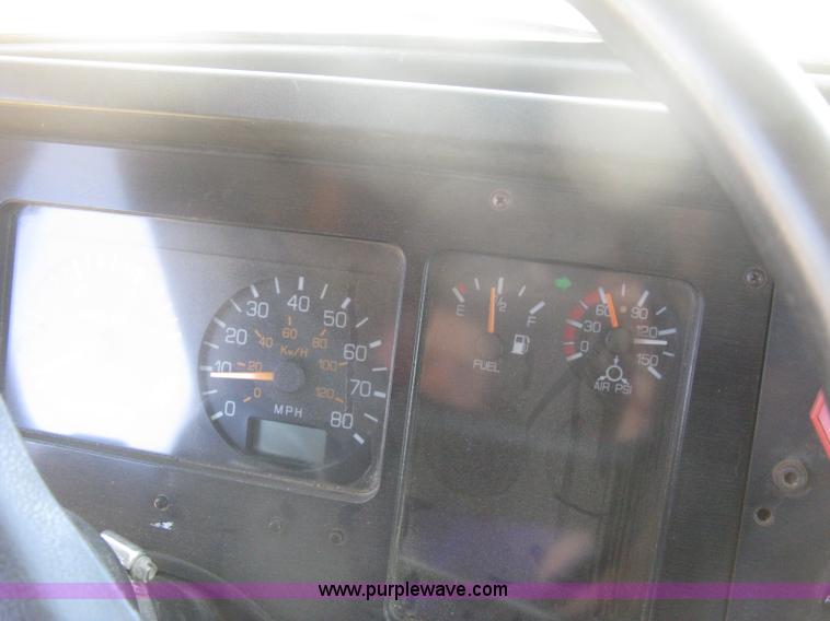 image for item H6282 1998 Volvo WIA semi truck