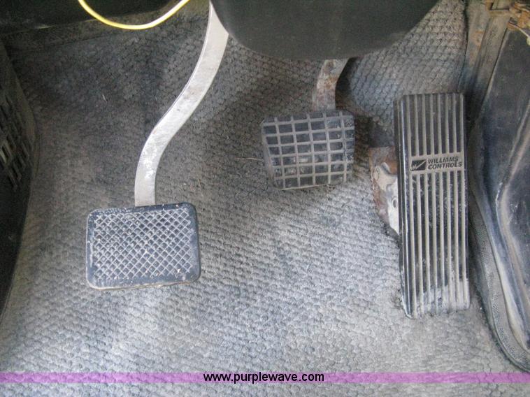 image for item H6282 1998 Volvo WIA semi truck