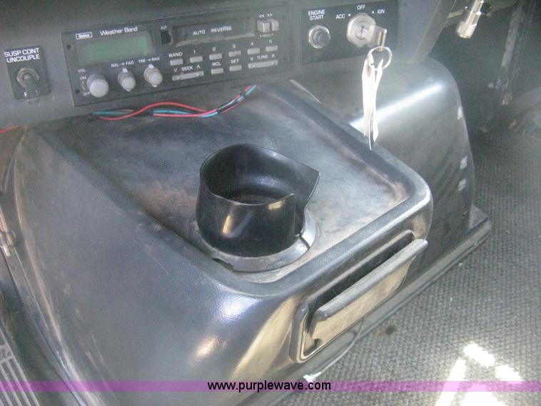 image for item H6282 1998 Volvo WIA semi truck