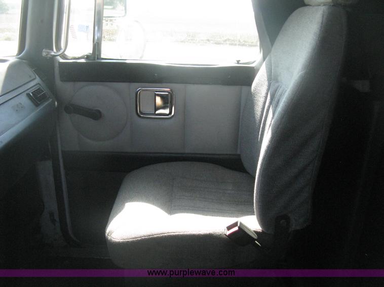 image for item H6282 1998 Volvo WIA semi truck