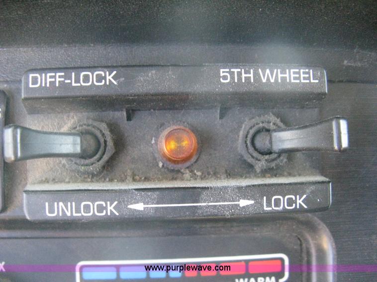 image for item H6282 1998 Volvo WIA semi truck