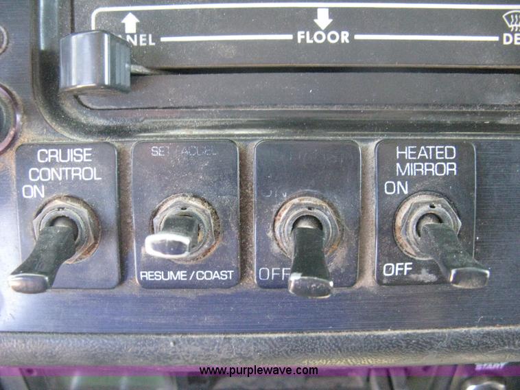 image for item H6282 1998 Volvo WIA semi truck