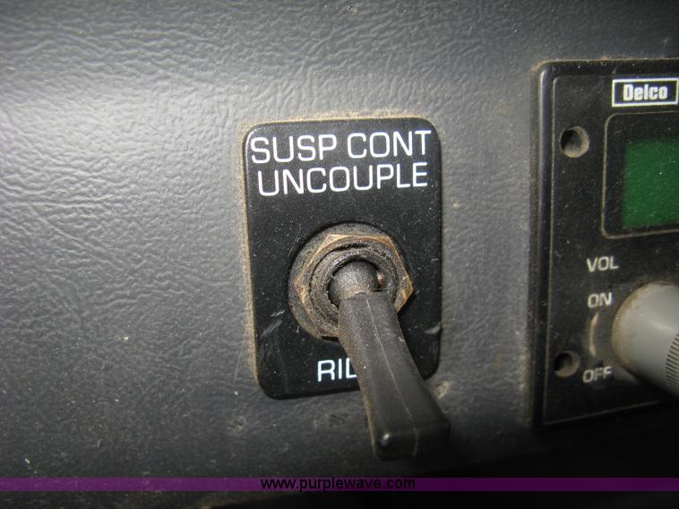 image for item H6282 1998 Volvo WIA semi truck