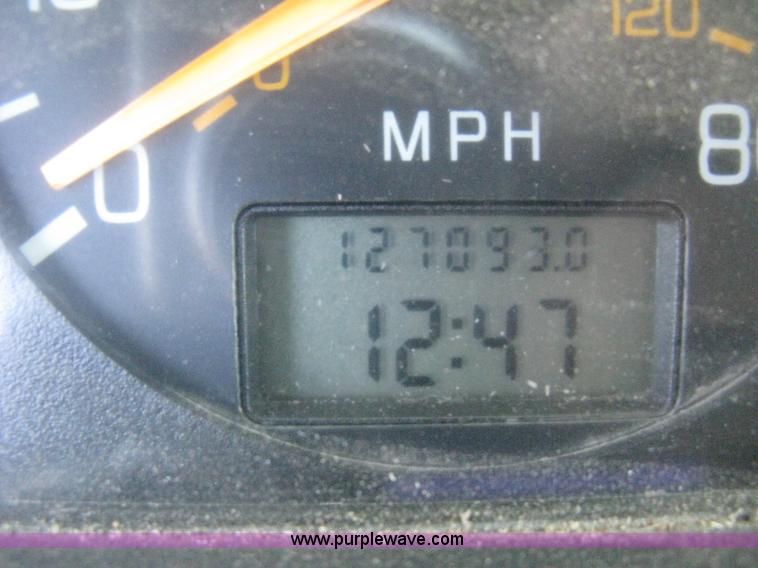 image for item H6282 1998 Volvo WIA semi truck