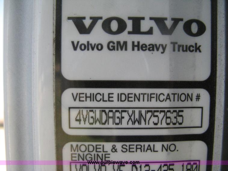 image for item H6282 1998 Volvo WIA semi truck