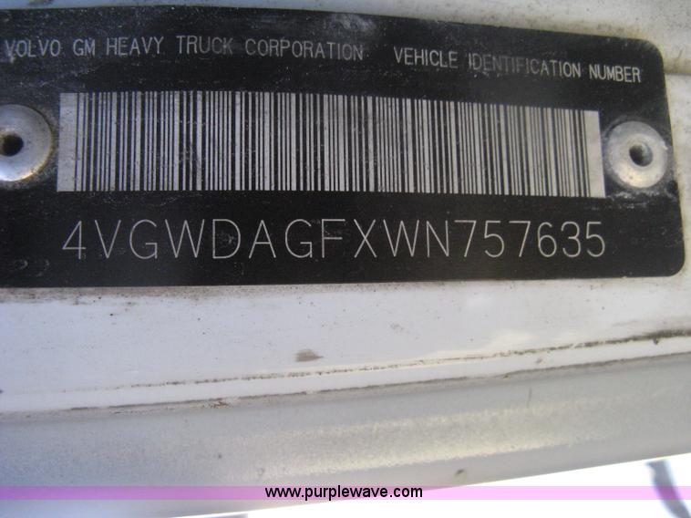 image for item H6282 1998 Volvo WIA semi truck