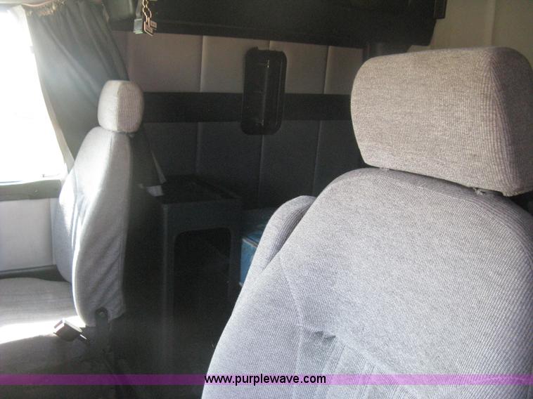 image for item H6282 1998 Volvo WIA semi truck