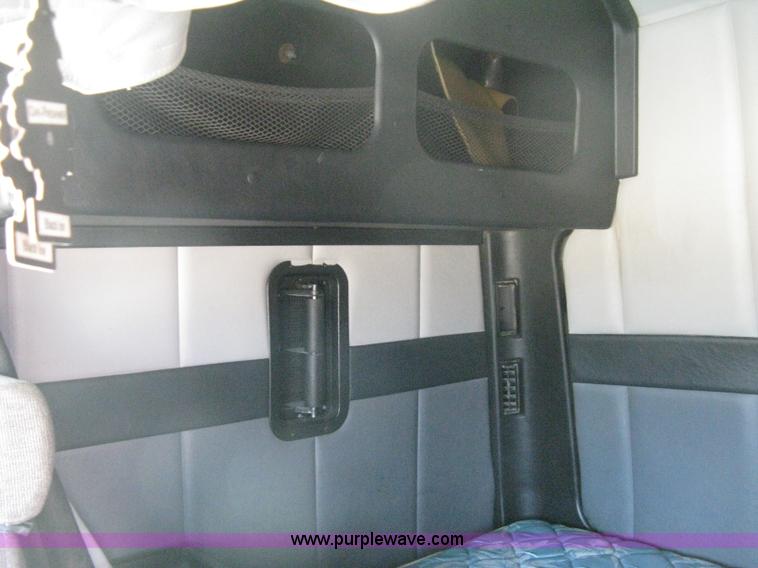 image for item H6282 1998 Volvo WIA semi truck