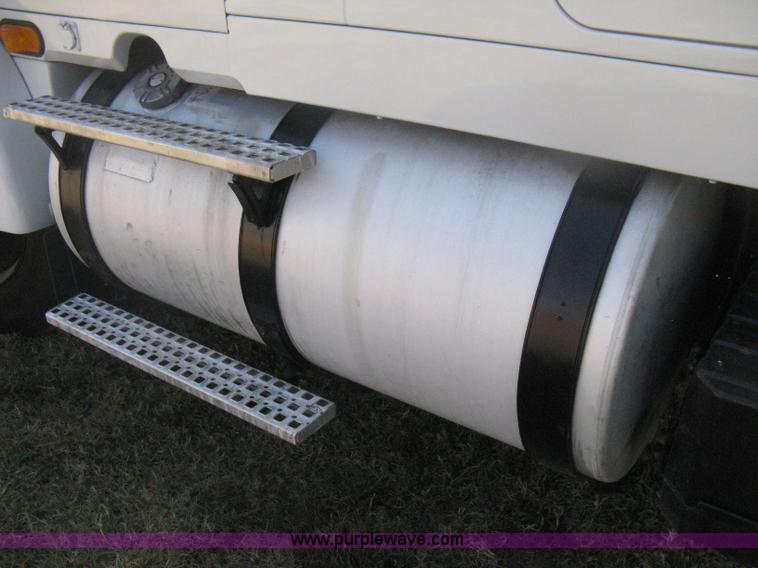 image for item H6282 1998 Volvo WIA semi truck