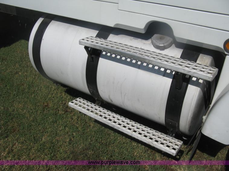 image for item H6282 1998 Volvo WIA semi truck