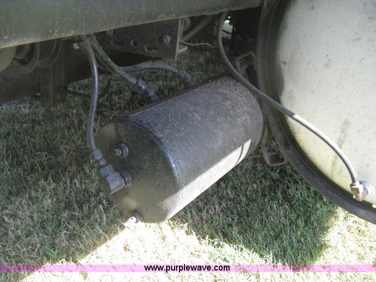 image for item H6282 1998 Volvo WIA semi truck