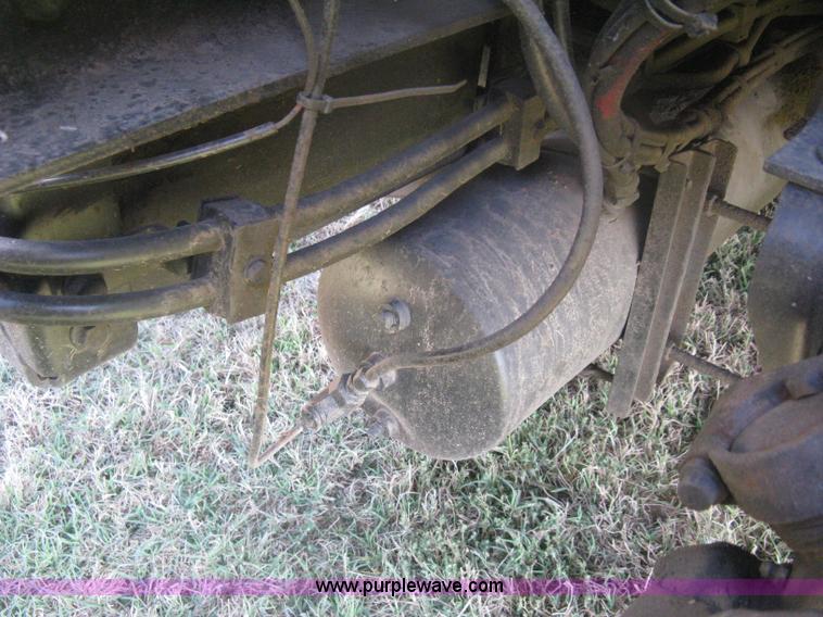 image for item H6282 1998 Volvo WIA semi truck