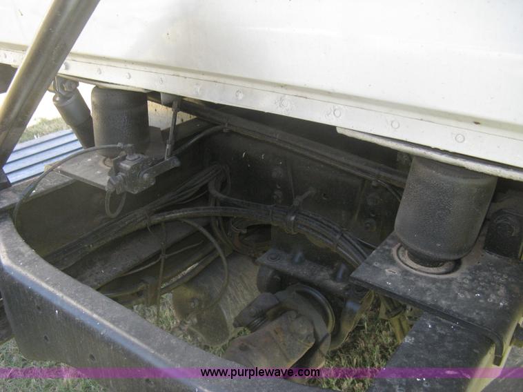 image for item H6282 1998 Volvo WIA semi truck