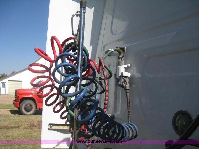 image for item H6282 1998 Volvo WIA semi truck