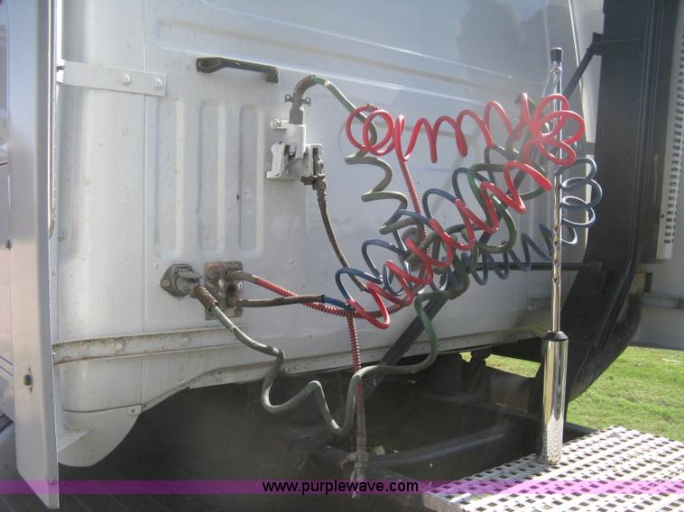 image for item H6282 1998 Volvo WIA semi truck