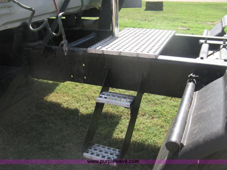 image for item H6282 1998 Volvo WIA semi truck