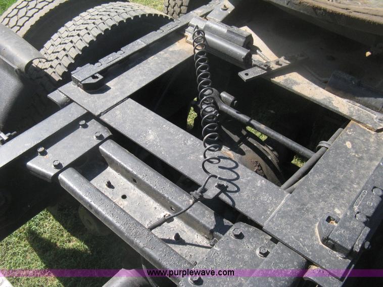 image for item H6282 1998 Volvo WIA semi truck