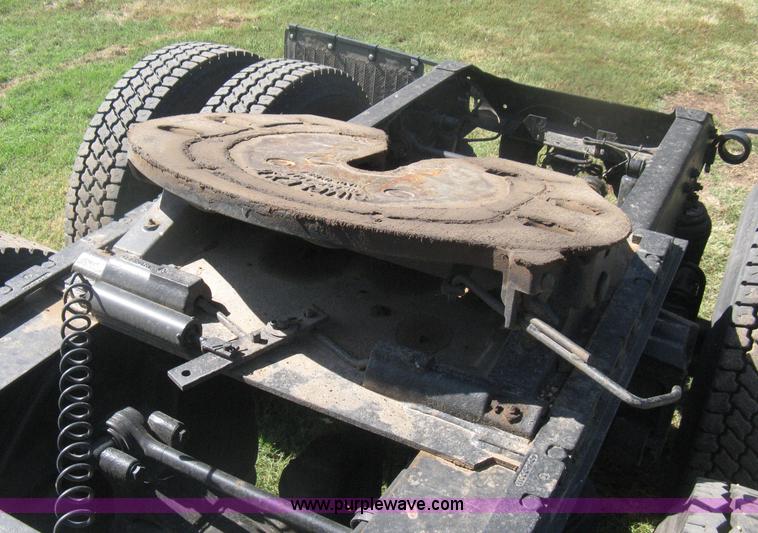 image for item H6282 1998 Volvo WIA semi truck