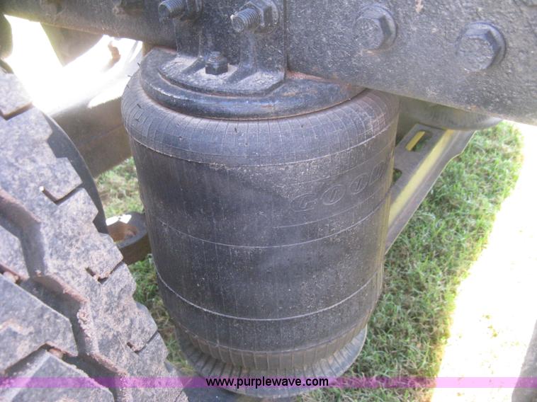 image for item H6282 1998 Volvo WIA semi truck