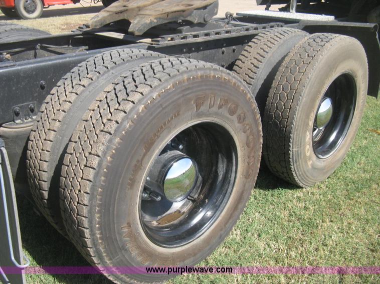 image for item H6282 1998 Volvo WIA semi truck