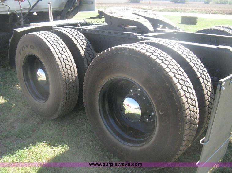 image for item H6282 1998 Volvo WIA semi truck