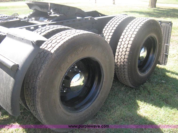 image for item H6282 1998 Volvo WIA semi truck