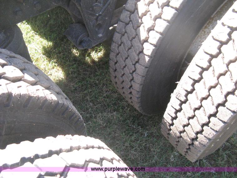 image for item H6282 1998 Volvo WIA semi truck