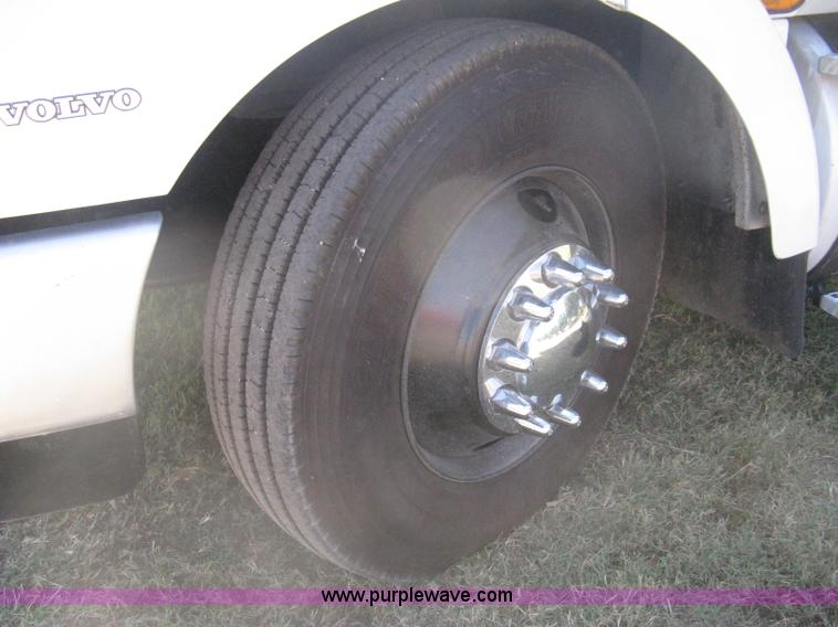 image for item H6282 1998 Volvo WIA semi truck