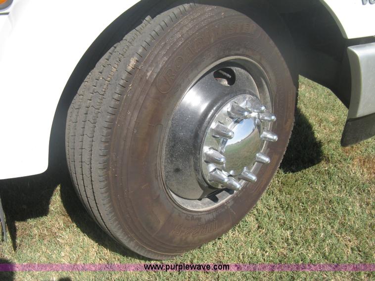 image for item H6282 1998 Volvo WIA semi truck