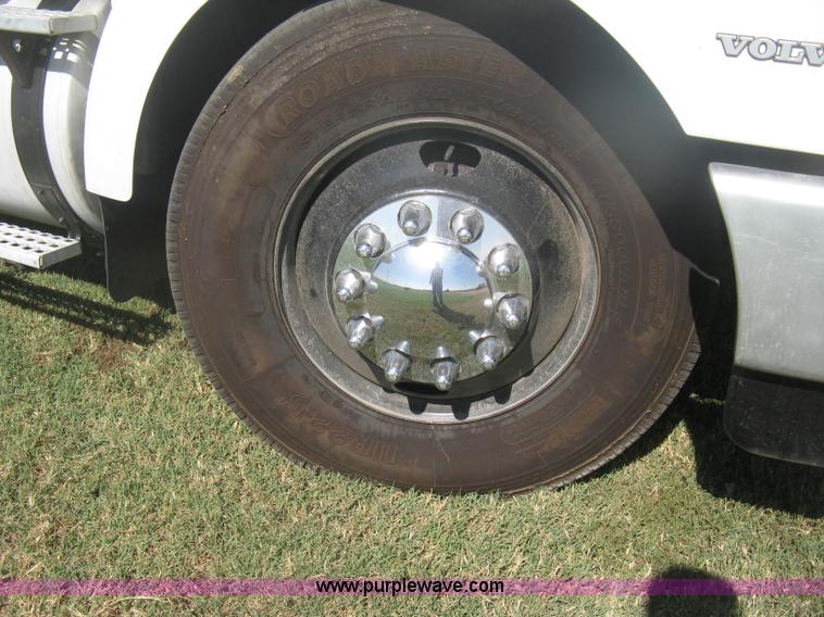 image for item H6282 1998 Volvo WIA semi truck