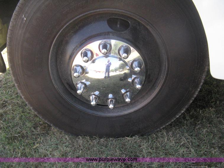 image for item H6282 1998 Volvo WIA semi truck