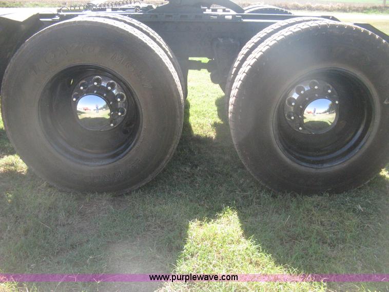 image for item H6282 1998 Volvo WIA semi truck