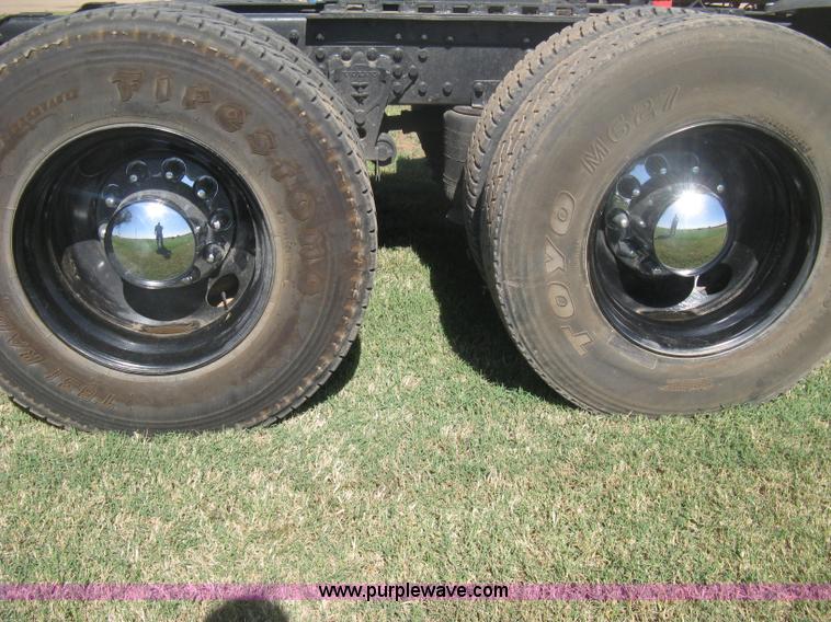 image for item H6282 1998 Volvo WIA semi truck