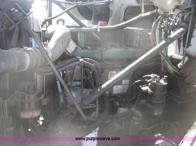 image for item H6282 1998 Volvo WIA semi truck