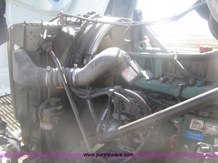 image for item H6282 1998 Volvo WIA semi truck