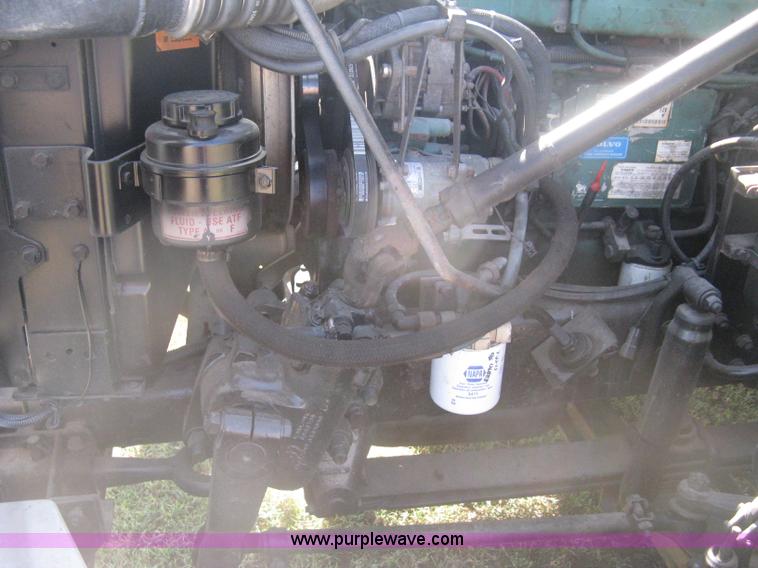 image for item H6282 1998 Volvo WIA semi truck