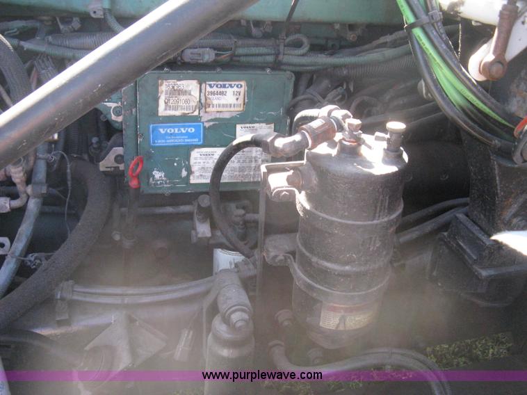 image for item H6282 1998 Volvo WIA semi truck