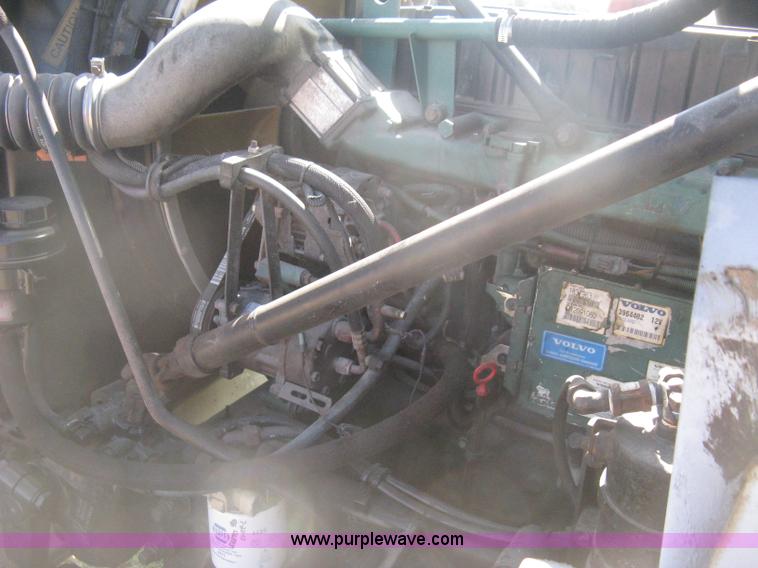 image for item H6282 1998 Volvo WIA semi truck