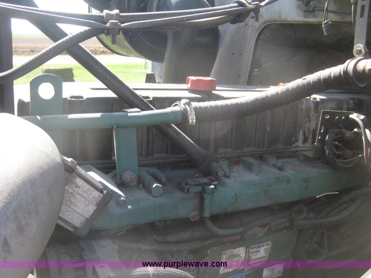 image for item H6282 1998 Volvo WIA semi truck