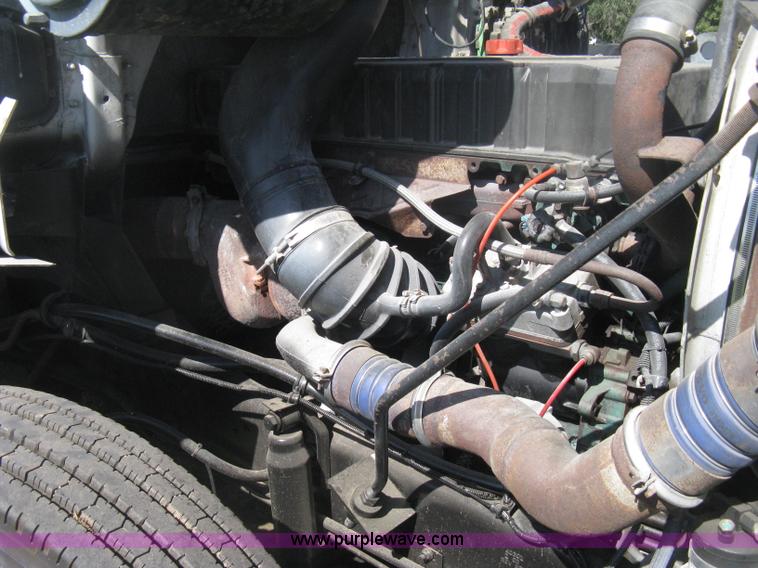 image for item H6282 1998 Volvo WIA semi truck