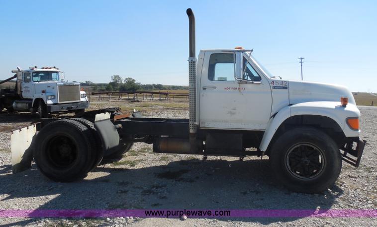 image for item I1312 1997 Ford F800 truck cab and chassis