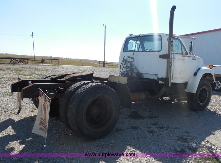 image for item I1312 1997 Ford F800 truck cab and chassis