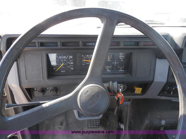 image for item I1312 1997 Ford F800 truck cab and chassis